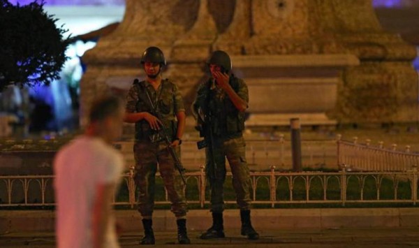 Cadena pública anuncia toque de queda y ley marcial en Turquía