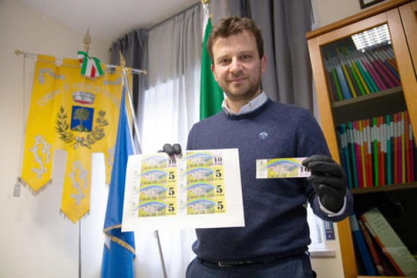 El papel moneda especial de la comuna de Vietri di Potenza. Recuerda las necesidades de la postguerra