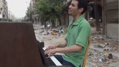 Il pianista siriano Aeham Ahmad arriva in Italia con la sua musica per la speranza