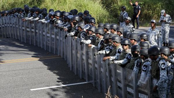 Messico, la &quot;carovana dei migranti&quot; sfonda il confine con il Guatemala: bloccata nel Chiapas
