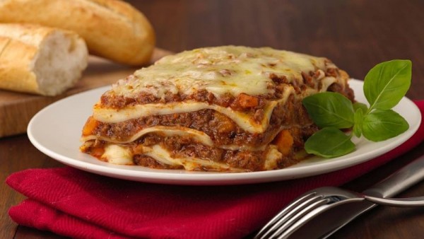 La lasaña (Pasticho) en salsa boloñesa y bechamel