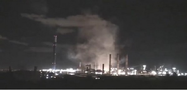 Taranto - Il video di Matacchiera di qualche notte di questo dicembre, fotografa la notte dell&#039;Ilva