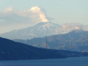 El Etna en erupción, dos coladas de lava