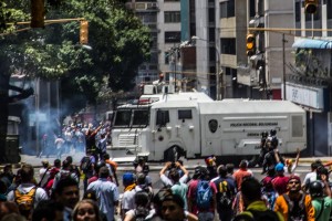 Spari su un corteo feriti e picchiati deputati in Venezuela