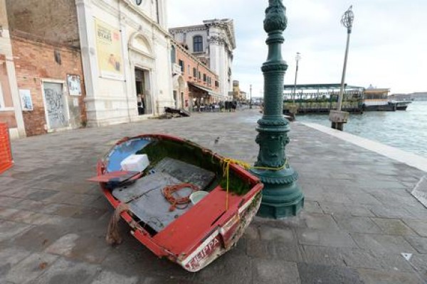 Venezia, nel decreto 20 milioni per far fronte ai primi soccorsi. Allerta rosso in alcuni settori del Veneto