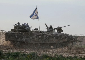Un carro armato israeliano impegnato nelle operazioni nella Striscia