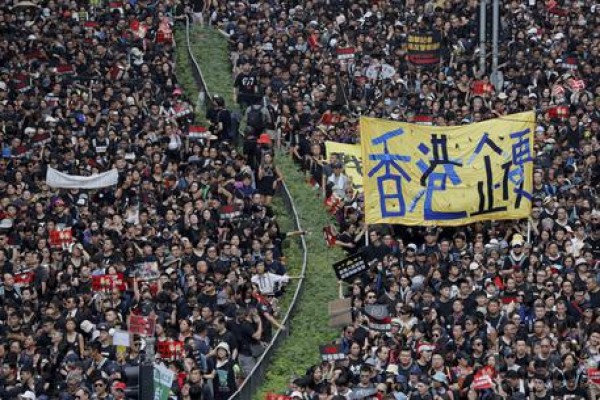 Hong Kong: marea umana in piazza, &#039;oltre un milione&#039; Per i media è il corteo più grande dall&#039;inizio della protesta, governatrice si scusa