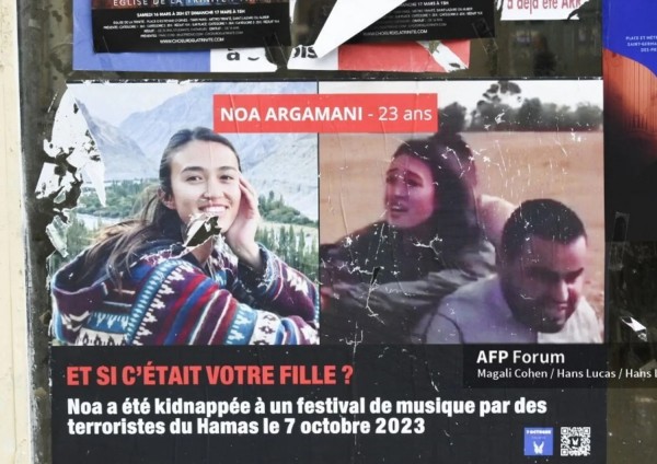 Noa Argamani, 25 anni, è la ragazza che compare mentre urla di terrore in un video ripreso da uno dei sequestratori che l&#039;hanno caricata su una moto per portarla a Gaza. Sua madre, malata terminale, aveva ripetutamente implorato di vederla prima di morire. 