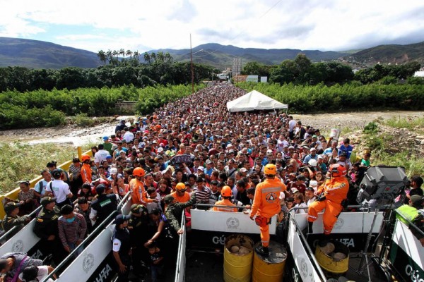 Fiume umano al confine Colombia - Venezuela alla ricerca di cibo e medicine: il riflesso del dramma venezuelano