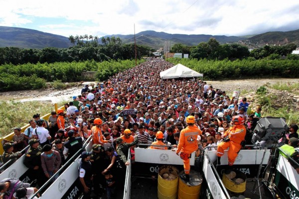 Fiume umano al confine Colombia - Venezuela alla ricerca di cibo e medicine: il riflesso del dramma venezuelano