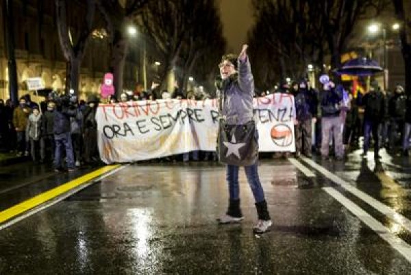 Rischia il licenziamento la prof anti-poliziotti