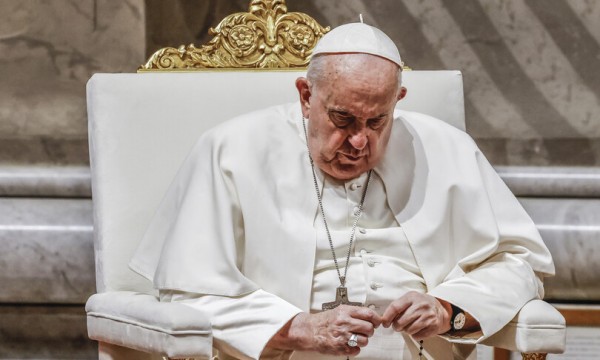  Papa Francesco in preghiera 