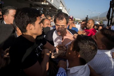 Venezuela: Guaidò è rientrato in patria dopo 23 giorni Leader opposizione salutato da sostenitori e aggredito da chavisti all&#039;aeroporto