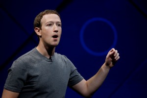 Facebook sigue en el medio de una tormenta, pese a las excusas de Zuckerberg