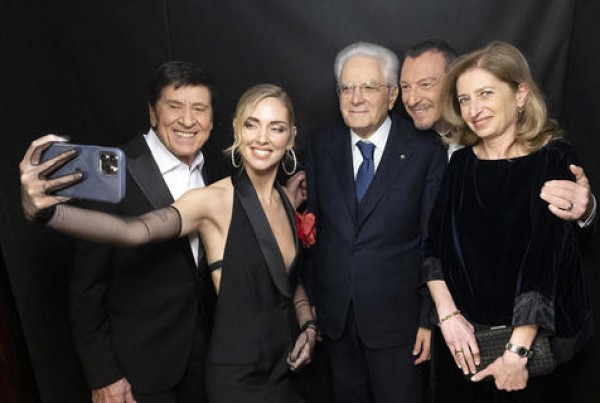 La selfie del presidente con la influencer Chiara Ferragni