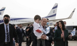 Il premier israeliano Naftali Bennett accoglie un gruppo di profughi ucraini