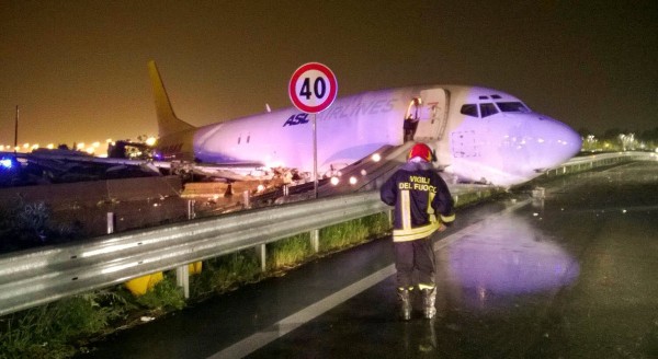 Un avión se salió de la pista en Italia y quedó en el medio de la carretera