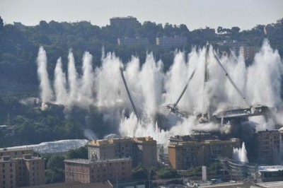 La impactante explosión para derribar lo que quedaba del Puente Morandi, de Génova 