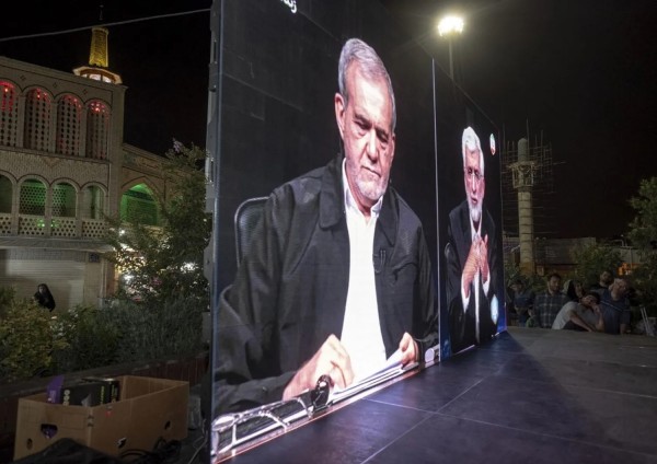 Iran al voto: sfida tra un riformatore e un falco