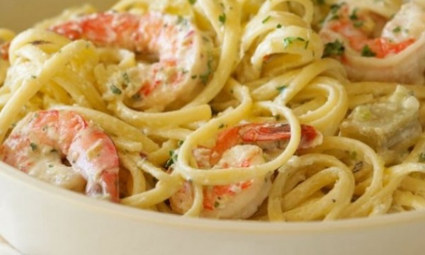 Pasta con camarones y champiñones