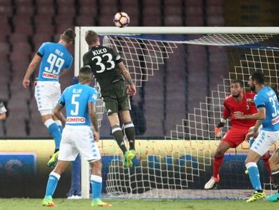 Il Napoli si riscatta al San Paolo, Milan ko 4-2 con le doppiette di Milik e Callejon