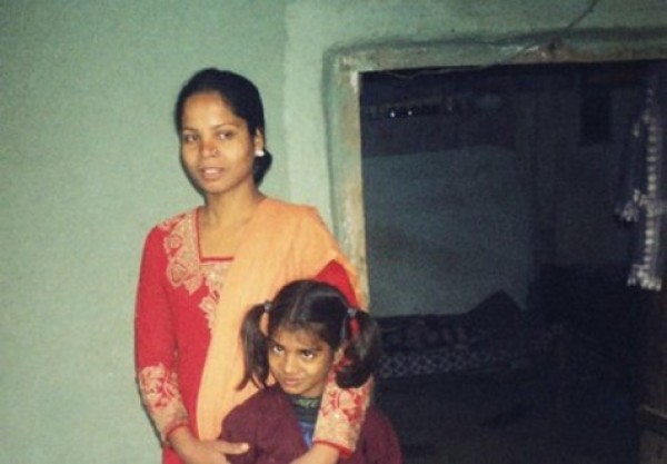 Asia Bibi y una de sus hijas 