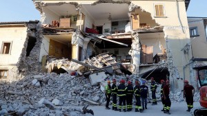 Dopo le proteste i funerali tornano ad Amatrice. Bilancio 292 morti Renzi a Ue &quot;per ricostruzione prenderemo ciò che serve&quot;