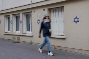 stelle di David sui muri di case e negozi di ebrei a Parigi riportano agli anni Trenta e alla Seconda guerra mondiale, che portarono allo sterminio di milioni di ebrei
