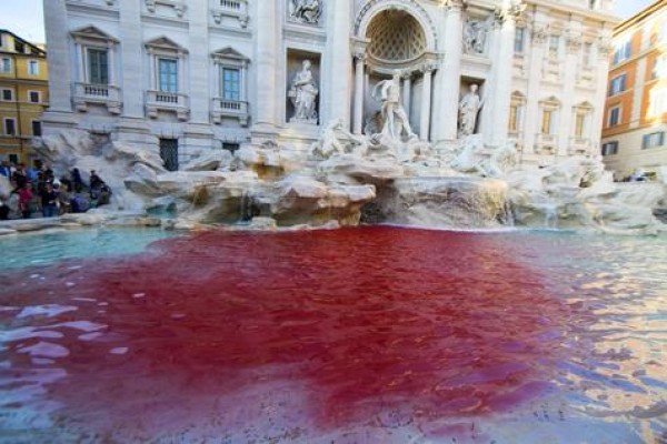 La Fontana de Trevi se tiñe de rojo