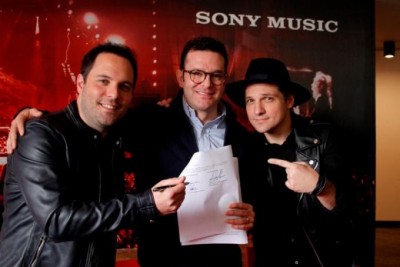 Los hermanos Santiago y Luigi Castillo, firmaron su contrato artístico con la disquera internacional Sony Music en la ciudad de Bogotá, Colombia.