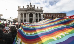 Decine di migliaia ai cortei per la pace di Roma e Milano. Sull&#039;invio della armi duro scontro M5s-terzo polo