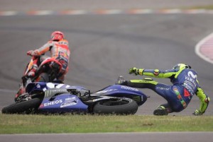 Márquez hace caer a Rossi 