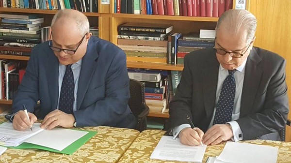 Firma dell&#039;accordo Italia - Brasile sulle patenti Vice Ministro Mario Giro e suo omologo brasiliano