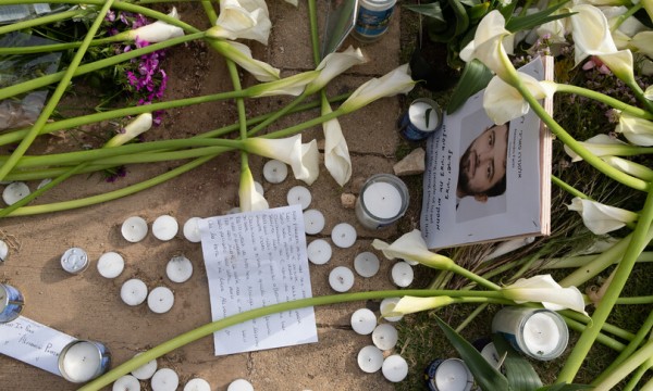 Fiori e messaggi di cordoglio per Alessandro Parini nel luogo a Tel Aviv dove è stato travolto da un&#039;auto piombata sulla folla