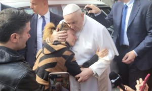 El Papa abraza a la madre de una niña que murió en la noche en el Gemelli
