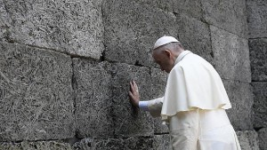 Pope Francis visits Auschwitz to pray for victims