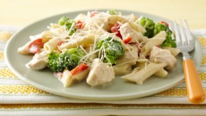 Pasta con pollo, brócoli y queso