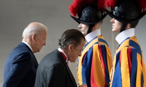 Biden, la visita di Kennedy e il bacio dell&#039;anello papale