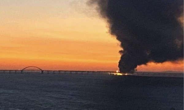 Esplode un camion bomba, in fiamme il ponte della Crimea