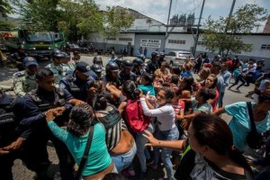 Forcejeos entre manifestantes y policías, una constante en Venezuela
