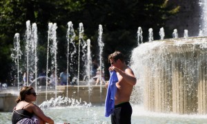Caldo: milanesi si rinfrescano nella fontana di Piazza Castello
