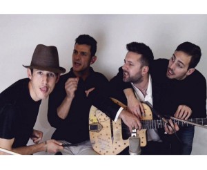 Dario Pinelli e il suo video-cover di Robin Thicke (Blurred Lines), in quattro su una chitarra sola