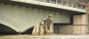 La Senna in piena minaccia i ponti di Parigi. E&#039; a 5,82 metri