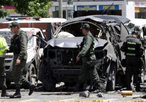 Atentado con carro bomba en la Escuela de Policía de Bogotá deja nueve muertos