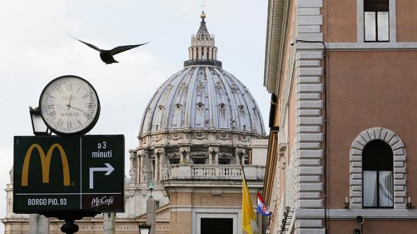 Apre il Mc Donald a due passi da Piazza San Pietro. La polemica