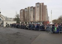 La folla attende l’arrivo della salma di Navalny