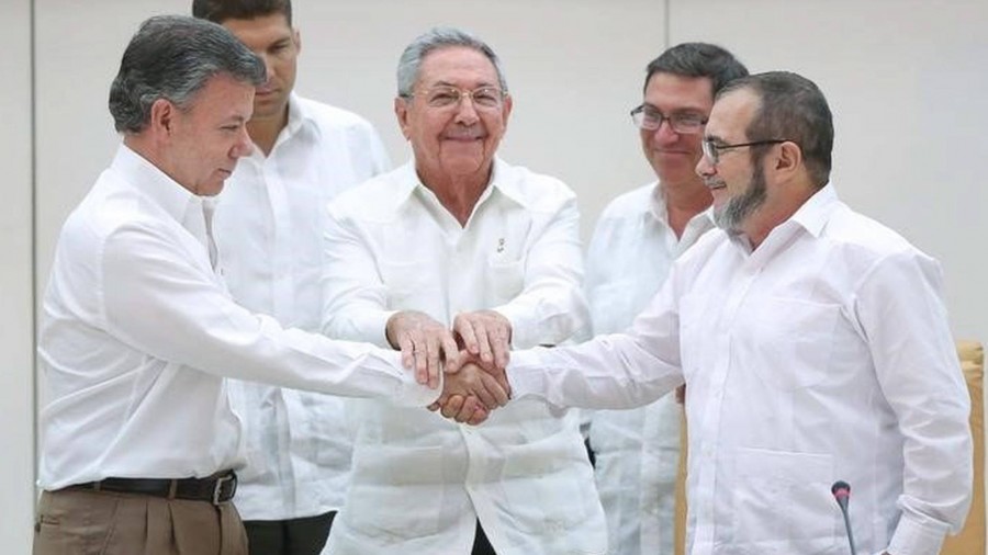 Colombians call for &#039;no more war&#039; as historic peace deal is signed between Farc rebels and the government
