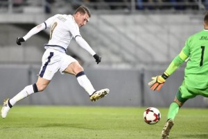 Andrea Belotti anota el segundo gol de Italia ante Liechtenstein