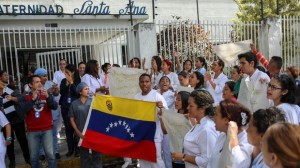  Médicos y enfermeras protestan en demanda de mejoras salariales y dotación de materiales de salud