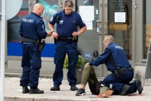 Finlandia, passanti accoltellati: 2 morti, 6 feriti. Arrestato uno straniero L&#039;aggressore urlava Allah Akbar
